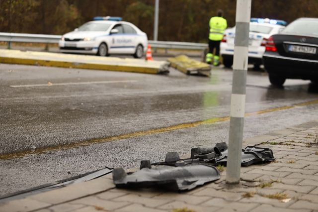 Дипломатически автомобил катастрофира в София СНИМКИ