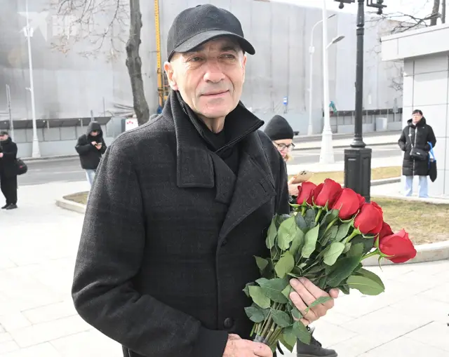  Сбогуват се с Бедрос Киркоров в църквата 