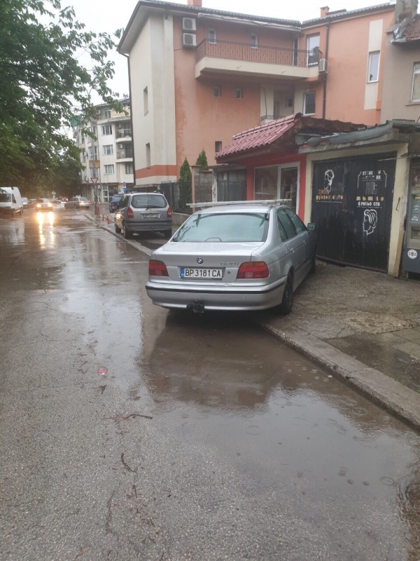 Шофьор блокира нагло тротоар във Враца