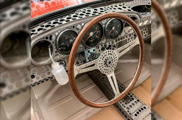 Най-лекото Porsche в света прилича на швейцарско сирене