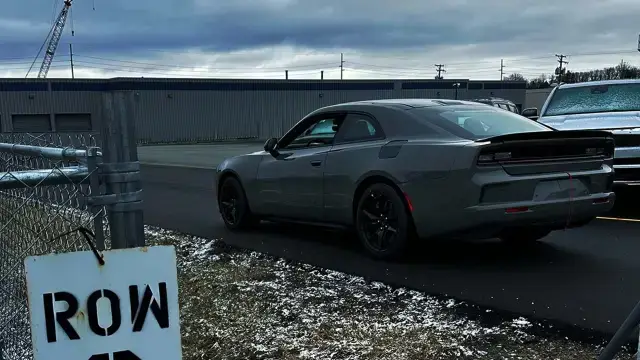 Dodge привиква електрическия Charger в сервиза, тъй като не е задоволително шумен