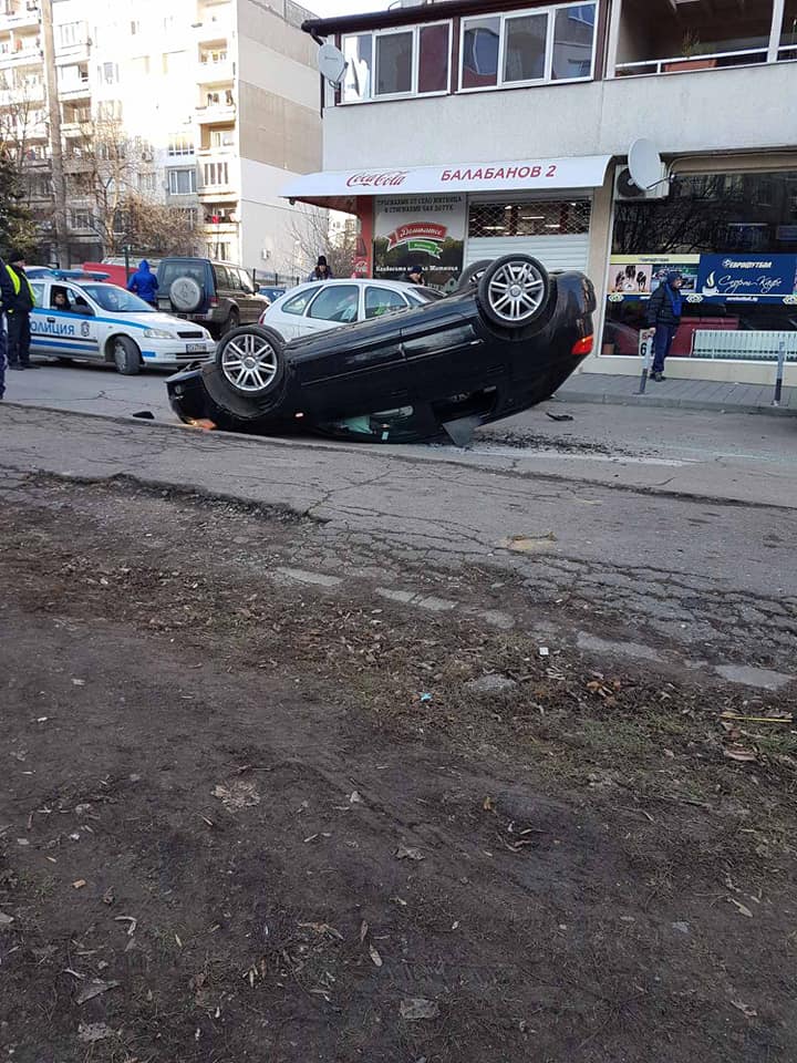 Кола се обърна по таван в столичния „Люлин“ СНИМКИ