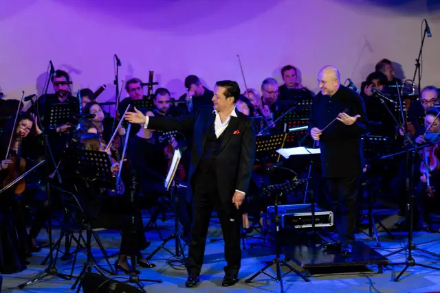 Васил Петров с 12 концерта за Рождество Христово в страната