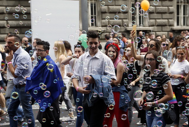 Премиер поведе гей парад в Белград (СНИМКИ)