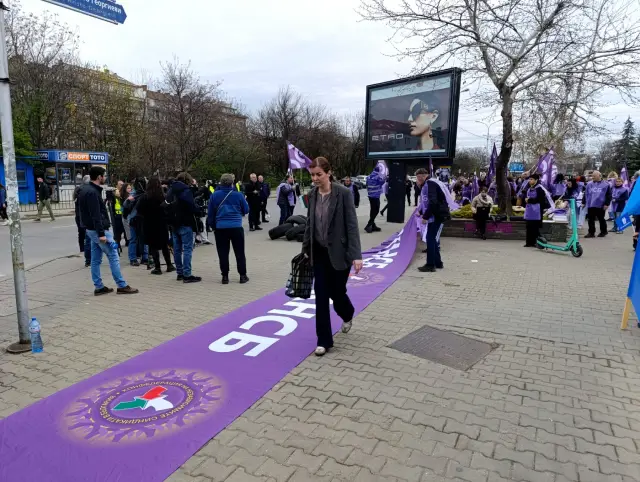 София под обсада: Работещите в градския превоз стачкуват за по-високи заплати СНИМКИ