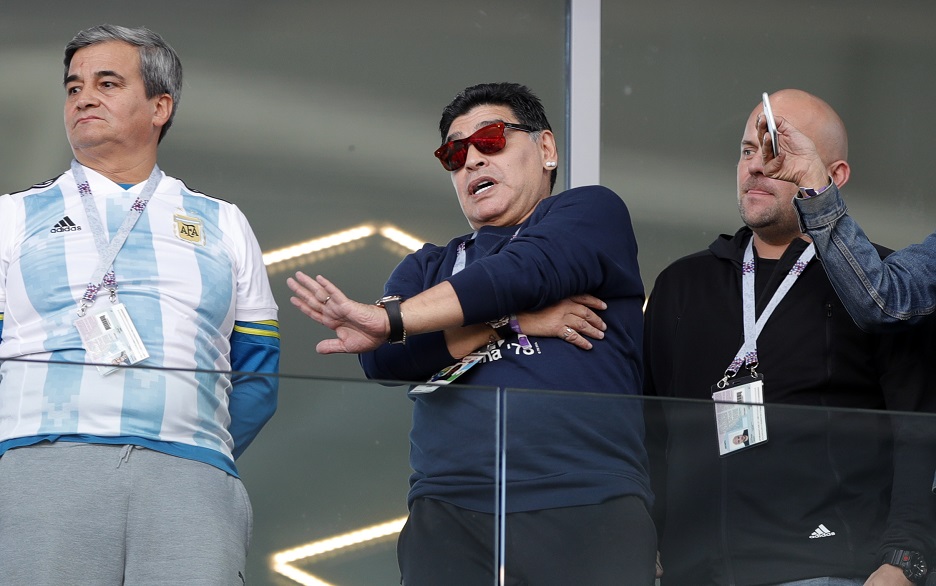 Марадона скандализира Мондиала с напудрен нос и пура (СНИМКИ)