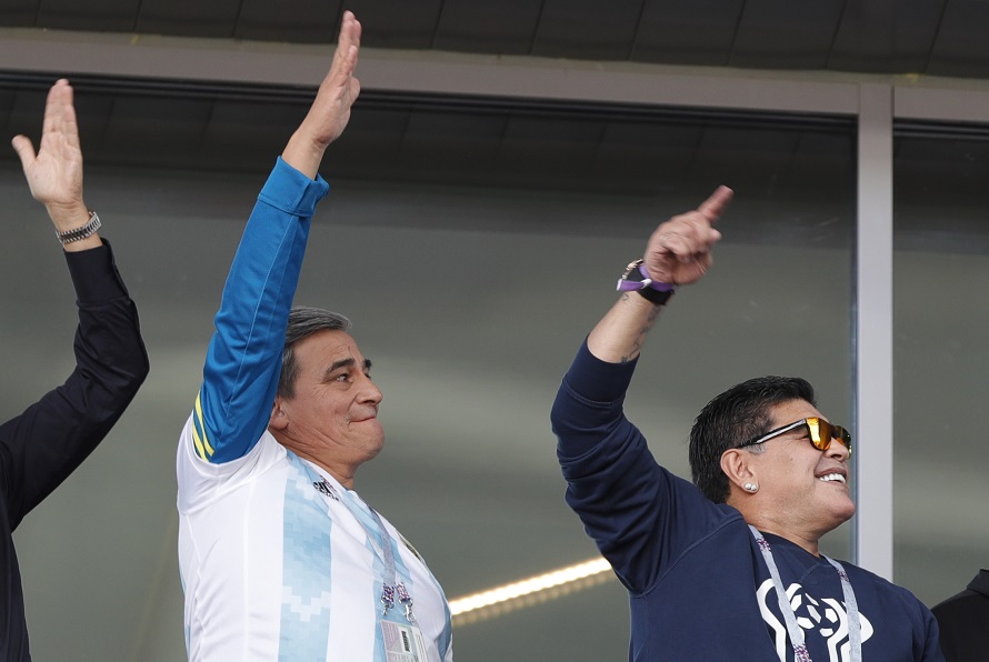 Марадона скандализира Мондиала с напудрен нос и пура (СНИМКИ)