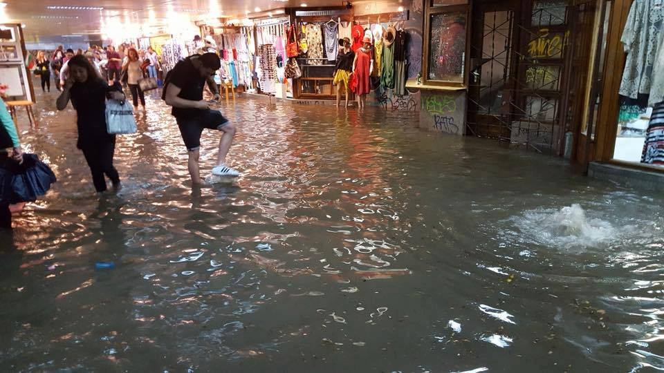 Потоп! Буря удари София, метрото - под вода (ВИДЕО+СНИМКИ)