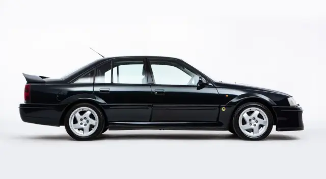 Продава се 33-годишен Opel Omega. Цената е безумна, но... има защо