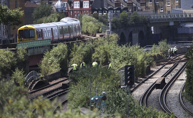 Влак уби трима в Лондон (ВИДЕО+СНИМКИ)