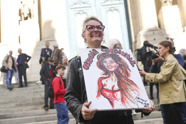 Клаудия Кардинале бе погребана на фона на музиката от филма „Имало едно време на Запад" (СНИМКИ)