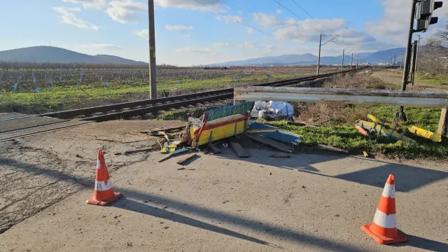 2-годишно дете и майка му загинаха при сблъсък между влак и каруца. Бащата: В шок съм