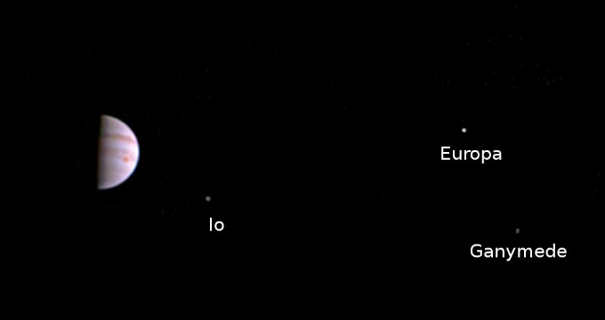 Сондата „Джуно“ изпрати първа снимка на Юпитер
