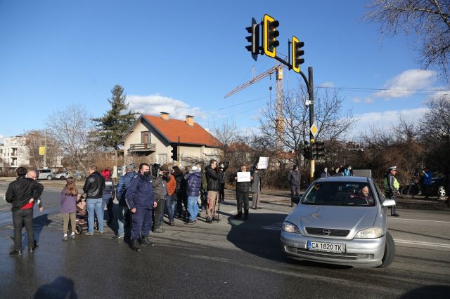 Протест в столичния „Овча купел“ заради пропаднал ремонт (СНИМКИ)