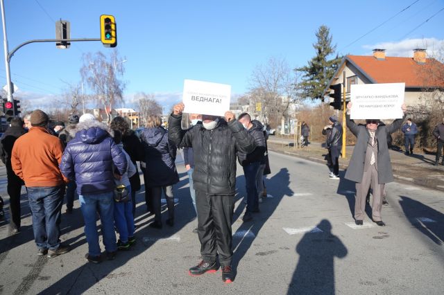 Протест в столичния „Овча купел“ заради пропаднал ремонт (СНИМКИ)