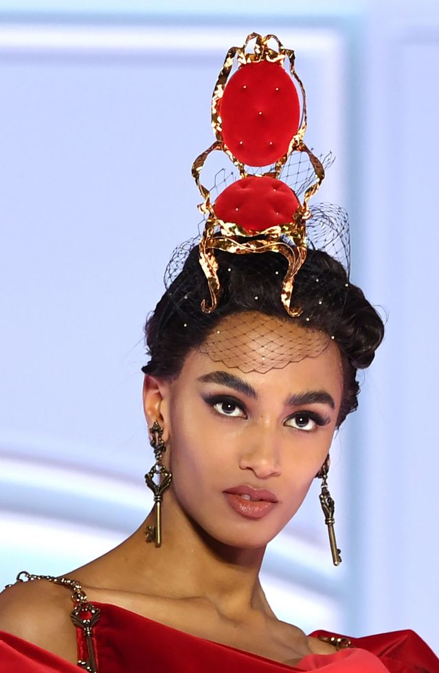 Джеръми Скот разглоби дом, за да го превърне в облекла за колекцията на Moschino (СНИМКИ) | ФАКТИ.БГ Джеръми Скот разглоби дом, за да го превърне в облекла за колекцията на Moschino (СНИМКИ)