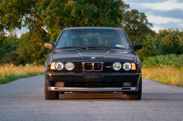  Продава се идеалното комби от 90-те - BMW M5 (E34) на 385 000 км 