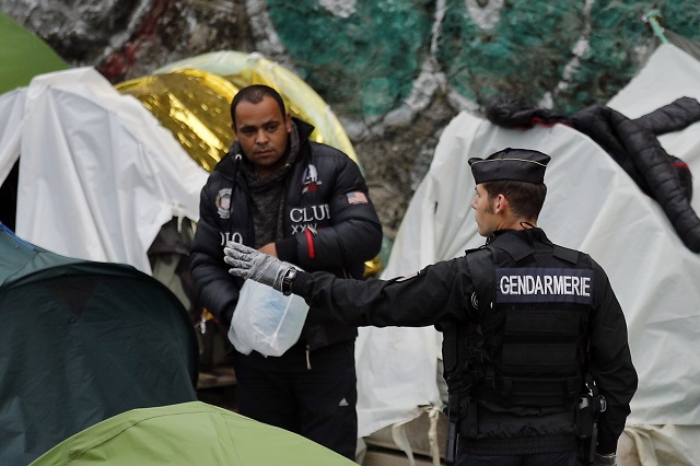 Разчистват мигрантски лагери в Париж (СНИМКИ)