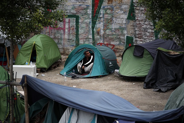 Разчистват мигрантски лагери в Париж (СНИМКИ)