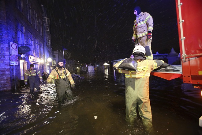 Буря причини невиждани наводнения в Северна Германия (СНИМКИ)