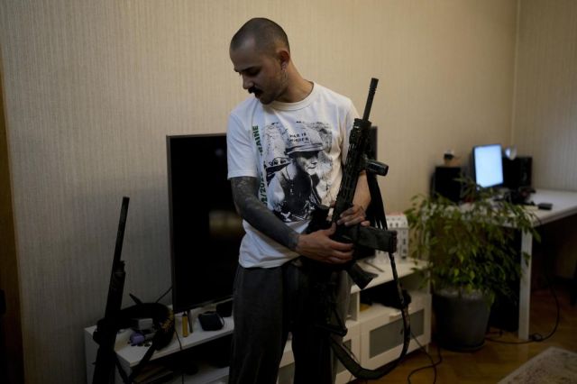 Младите в Украйна изливат яростта си във военен рап (ВИДЕО)