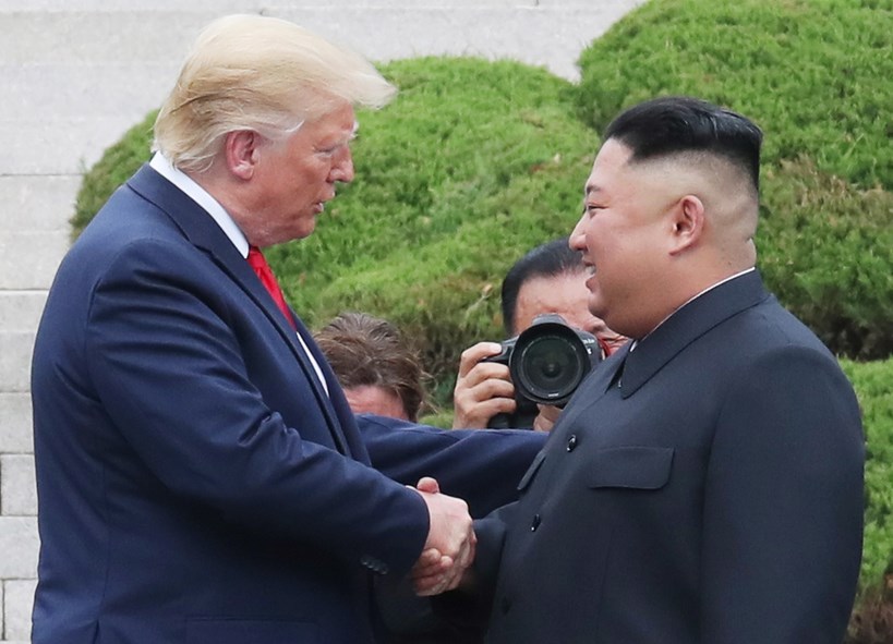 Тръмп и Ким Чен Ун се срещнаха (СНИМКИ)