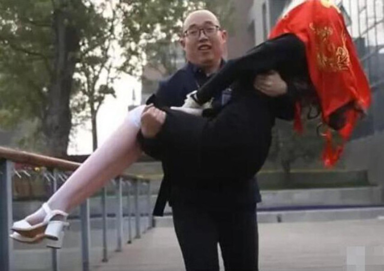 Като не можеш да си намериш жена - направи си я (ВИДЕО)