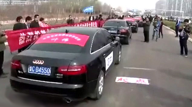 Китаец издърпа 7 коли с тестисите си (ВИДЕО)