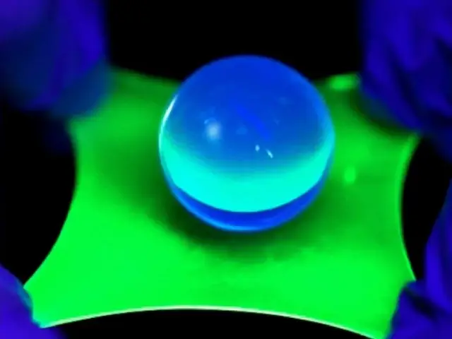 Stretchable OLED display without loss of brightness 