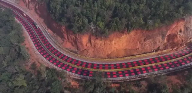 В Индия път беше оцветен в червено