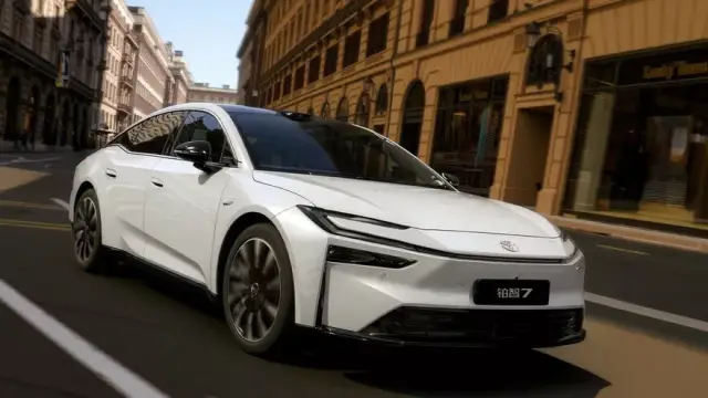 Toyota пусна нов седан, а китайците вече полудяха по него