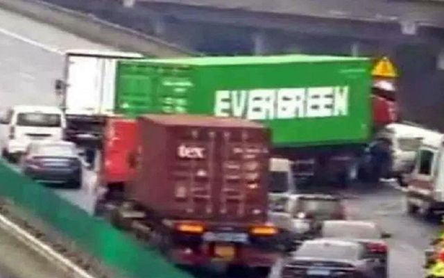 Камион на Evergreen повтори "подвига" на контейнеровоза в Суецкия канал