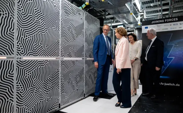 Германия пуска най-бързия суперкомпютър в Европа