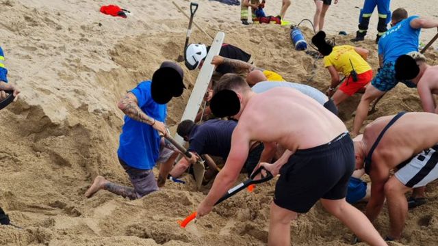 Мъж изкопа дупка на плажа, но бързо съжали (ВИДЕО)