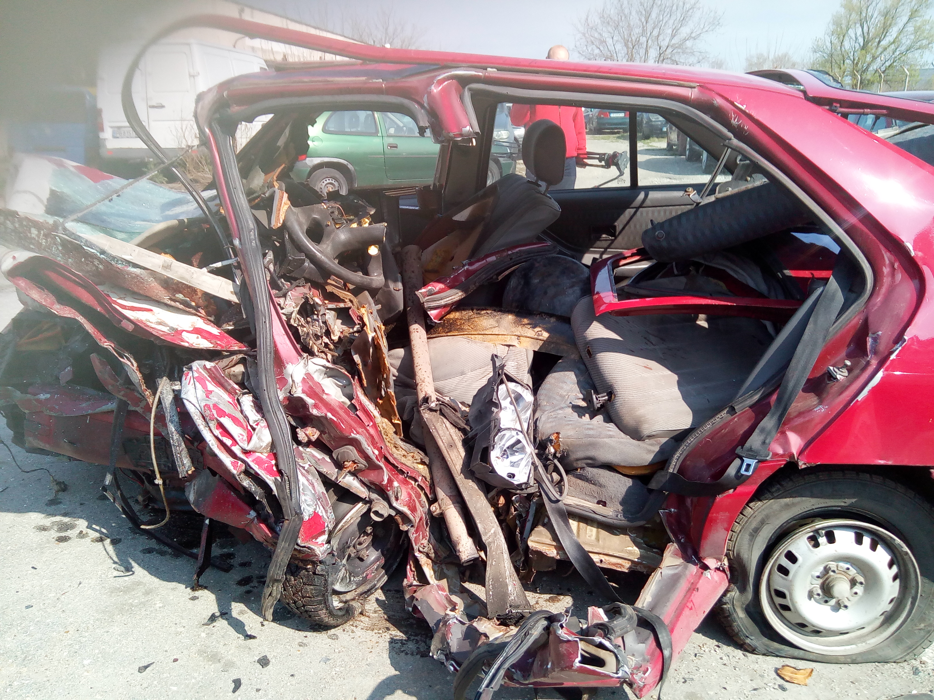 Снимки след катастрофата, в която 20-годишен шофьор отне 4 живота