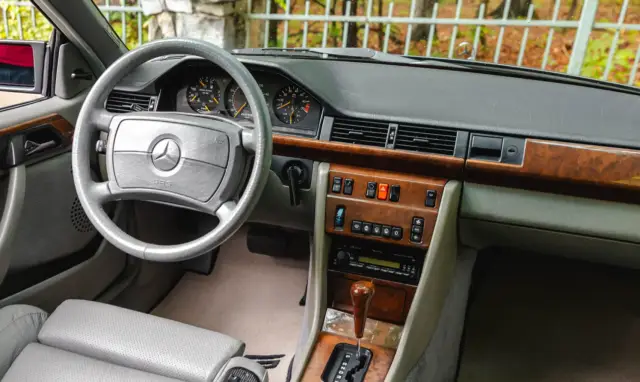 Продава се най-скъпият Mercedes от култовата серия W124