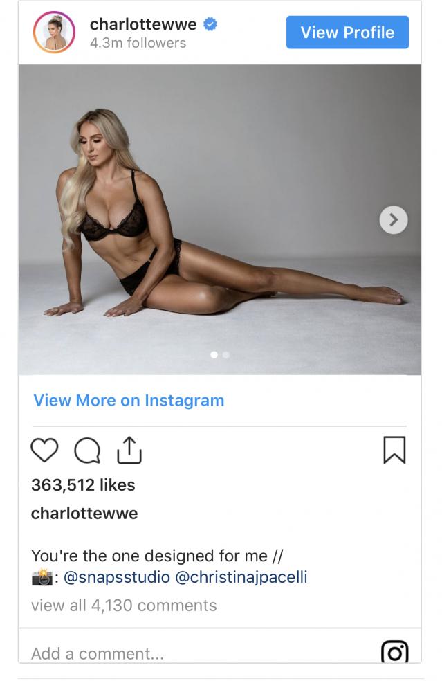  Секси кечистка наду “балкона ” 