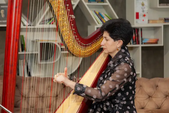  Премиерата на „ Цвете от патрони “ препълни „ Перото “ в НДК (ВИДЕО) 