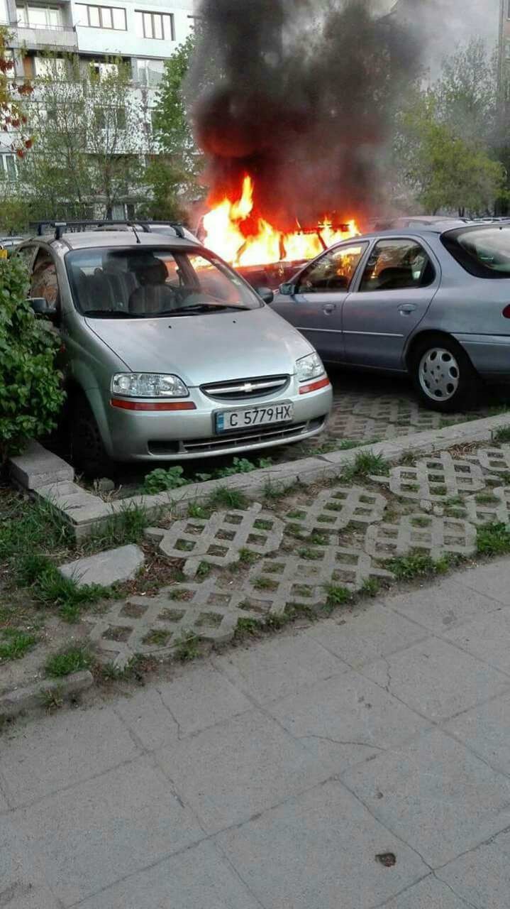 Кола горя в София (СНИМКИ)