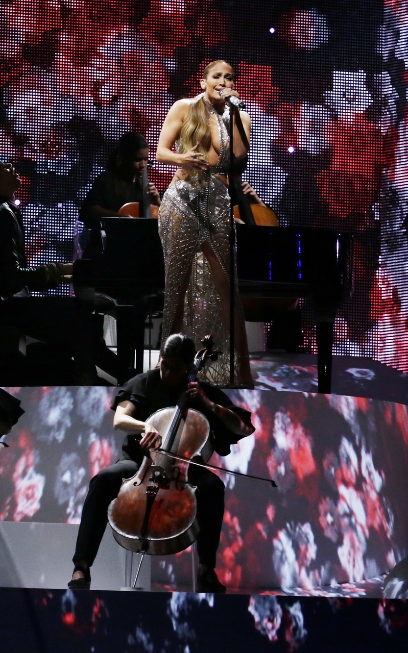 Джей Ло се появи полугола на наградите ”Билборд” (СНИМКИ)