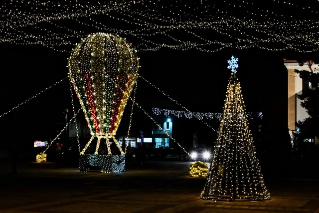 Коледно градче с над 1 000 000 светлини, 16-метрова елха и благотворителна идея блества в Елин Пелин