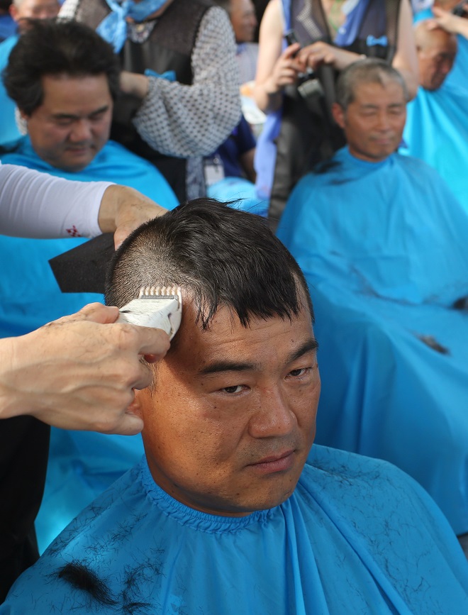 900 гневни южнокорейци обръснаха главите си в знак на протест