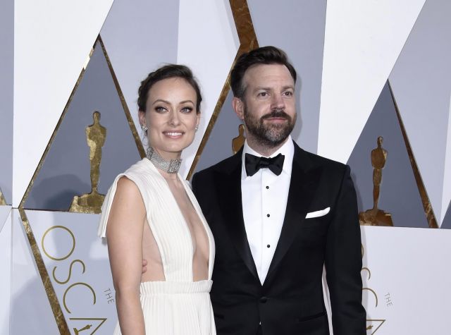  Дженифър Анистън утешава по-млад мъж с разрушено сърце 