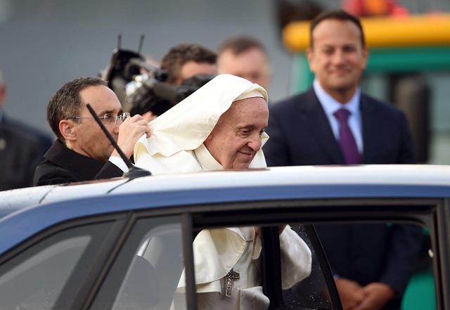 Папата: Молете се за хомосексуалните деца