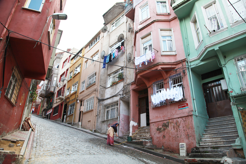 Българин разказа за квартал на Истанбул, в който не стъпват туристи (СНИМКИ)