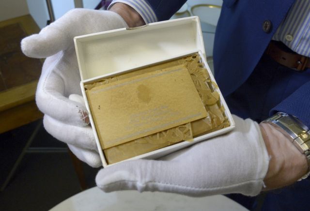  Продават на търг парче от сватбената торта на Даяна и Чарлз (СНИМКИ) 