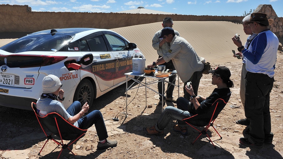 "Париж-Дакар" с... Prius