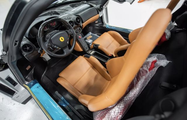 Продават “чисто ново” 20-годишно Ferrari Enzo