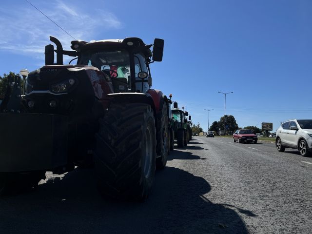 Фермери блокираха над 10 града | ФАКТИ.БГ Фермери блокираха над 10 града