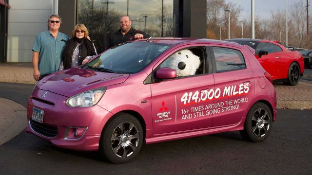 Американец пропътува дистанцията до Луната и назад с най-евтината кола | ФАКТИ.БГ Американец пропътува дистанцията до Луната и назад с най-евтината кола